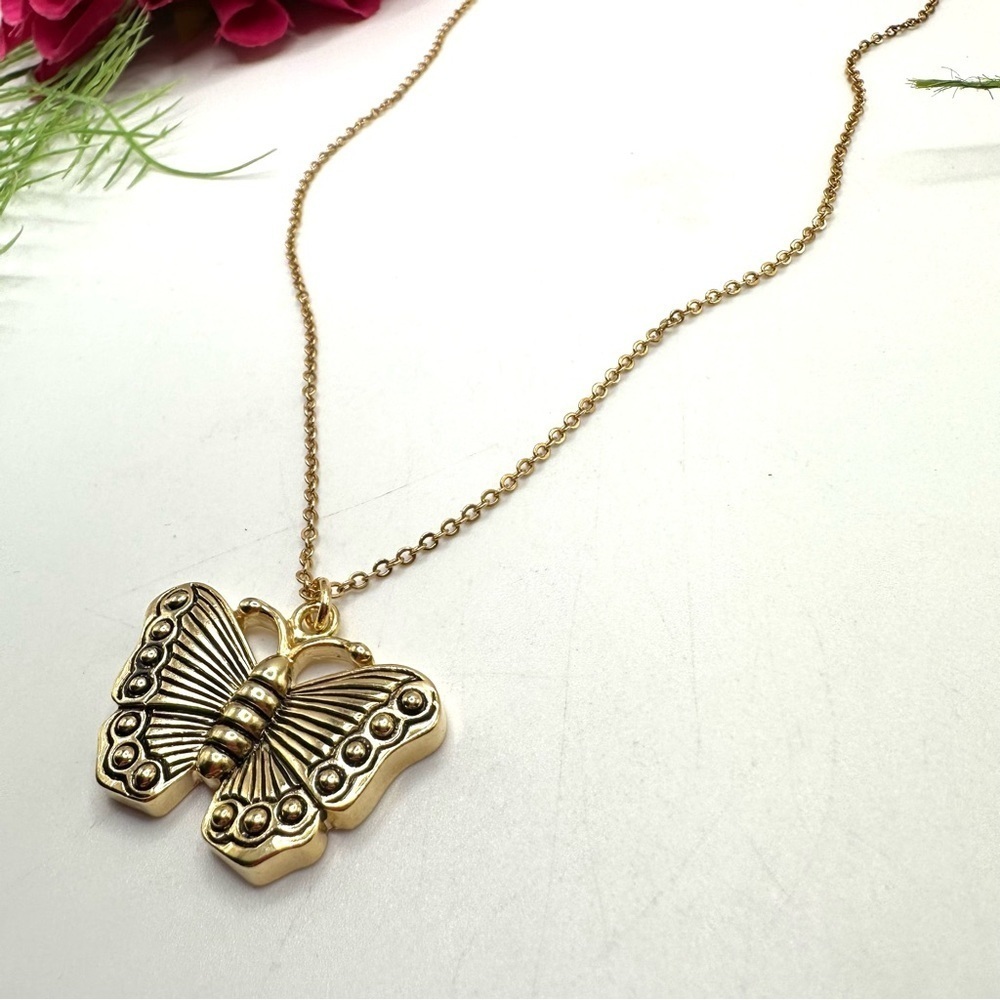 NEW⚜️Golden Butterfly Charm Necklace - Picture 4 of 7